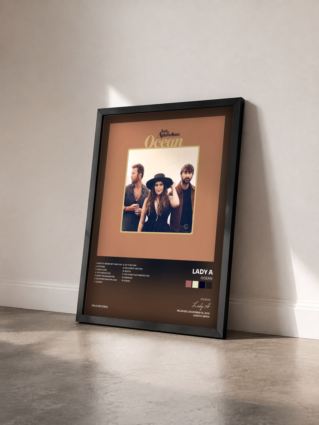 #noir Tableau de l'album Ocean de Lady A vu de trois quarts, cadre noir