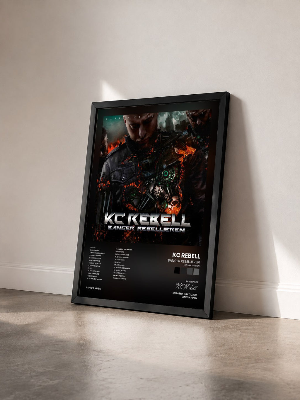 #noir Tableau de l'album Banger Rebellieren (Deluxe Version) de KC Rebell vu de trois quarts, cadre noir