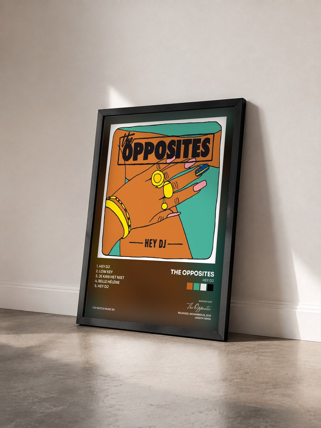 #noir Tableau de l'album Hey DJ de The Opposites vu de trois quarts, cadre noir