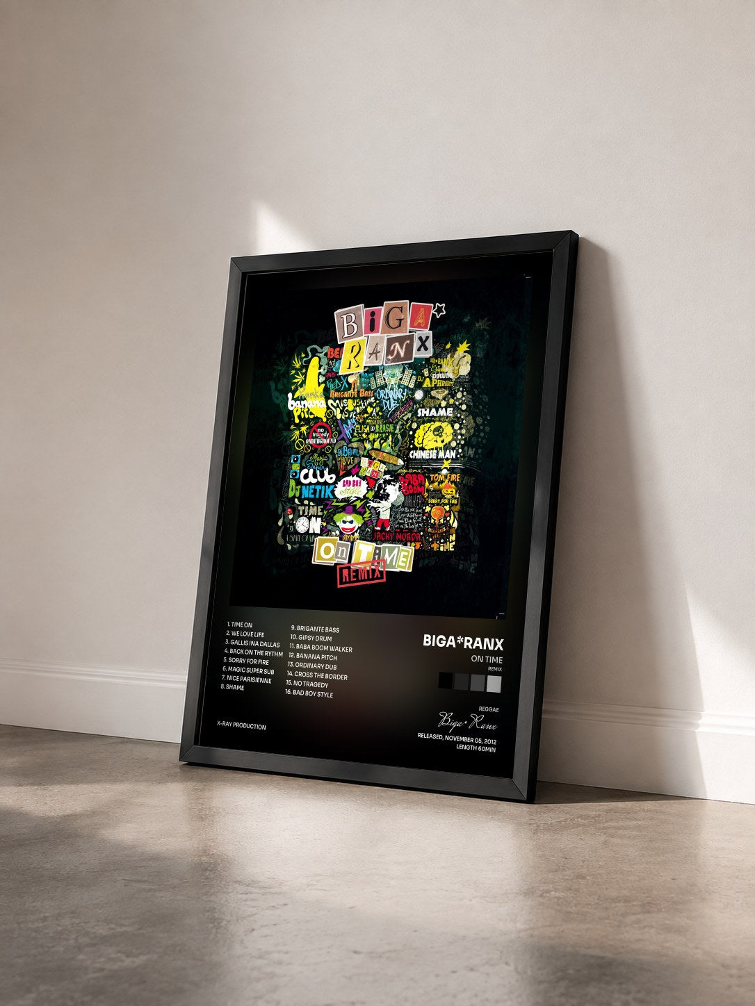 #noir Tableau de l'album On Time (Remix) de Biga*Ranx vu de trois quarts, cadre noir