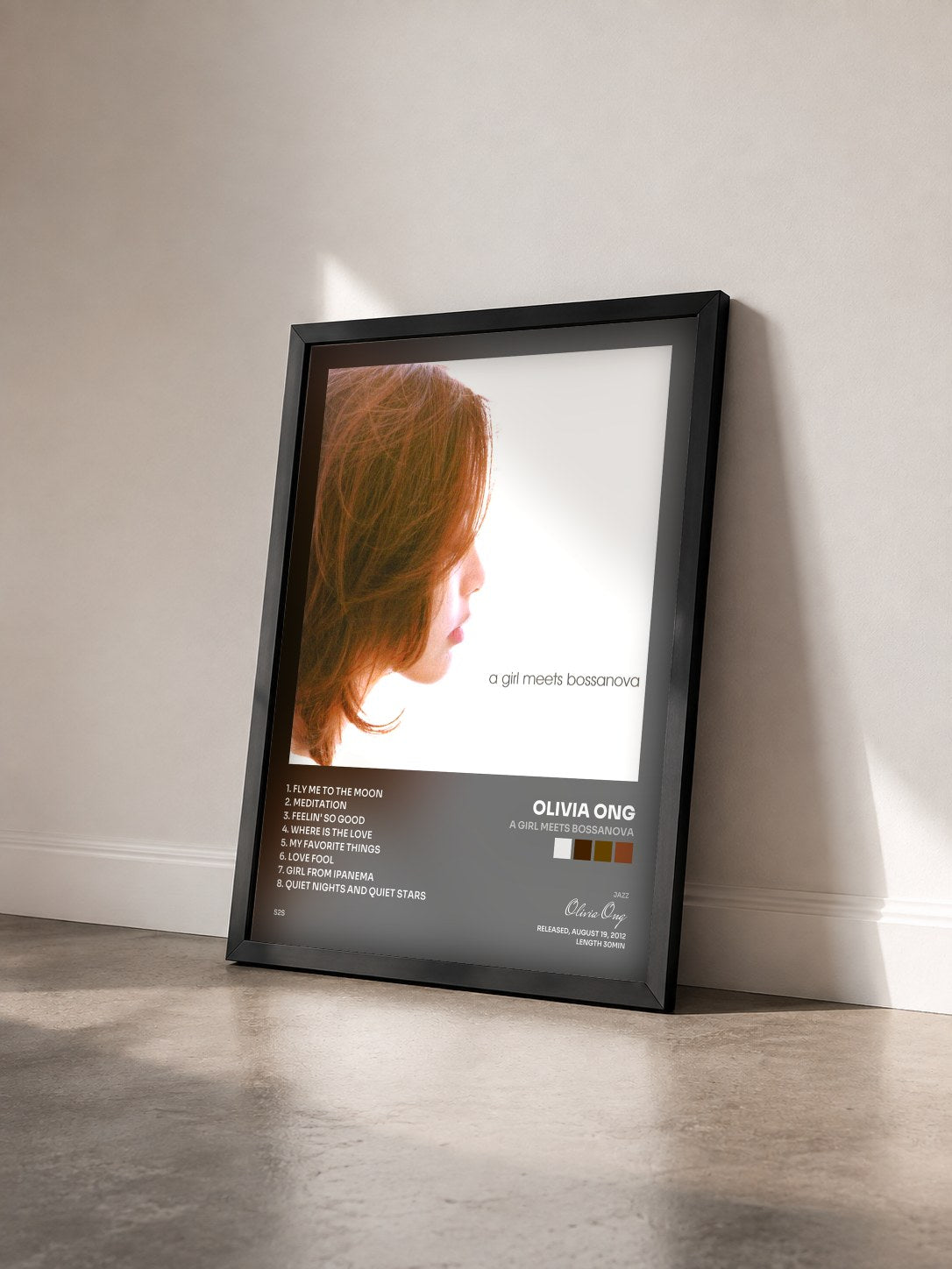 #noir Tableau de l'album A Girl Meets Bossanova de Olivia Ong vu de trois quarts, cadre noir