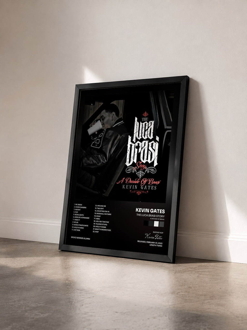 #noir THE LUCA BRASI STORY (A DECADE OF BRASI) di Kevin Gates in stampa incorniciata vista di tre quarti, cornice nera
