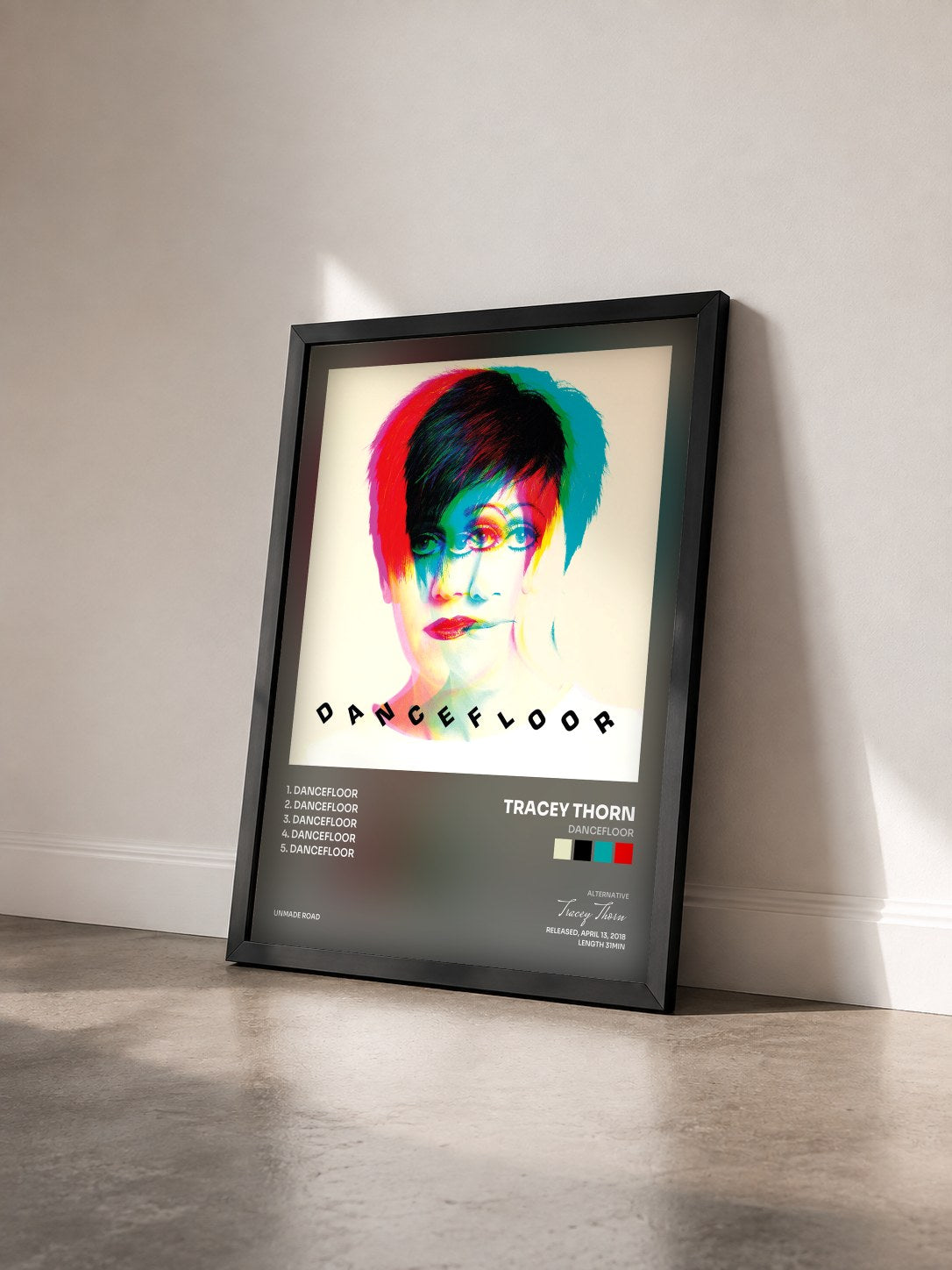 #noir Tableau de l'album Dancefloor de Tracey Thorn vu de trois quarts, cadre noir