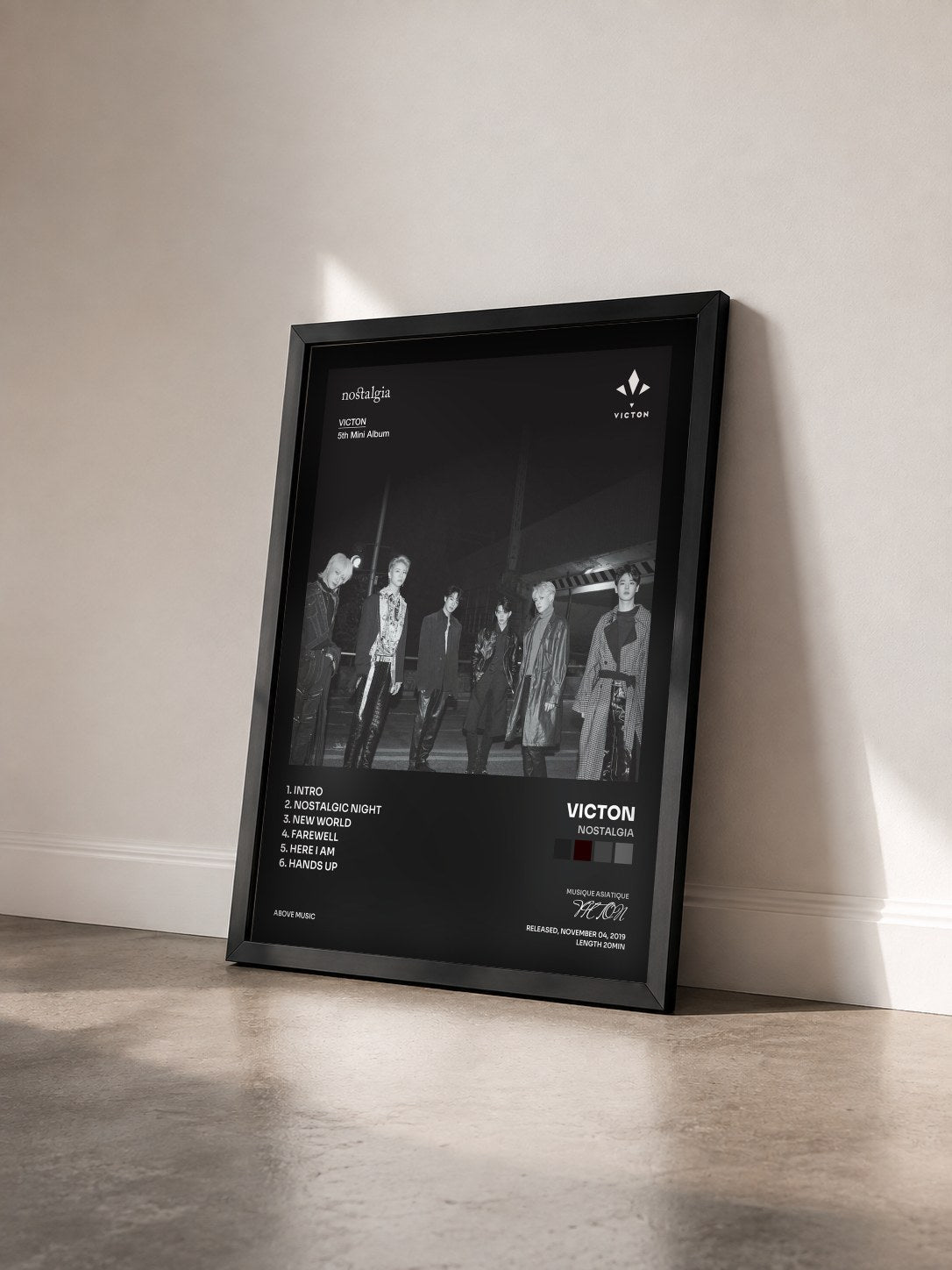 #noir Tableau de l'album nostalgia de VICTON vu de trois quarts, cadre noir