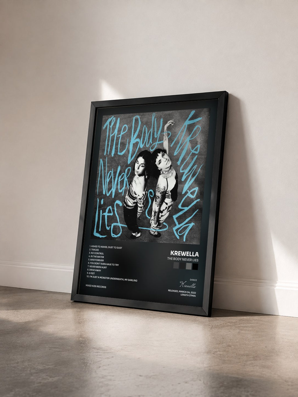 #noir Tableau de l'album The Body Never Lies de Krewella vu de trois quarts, cadre noir