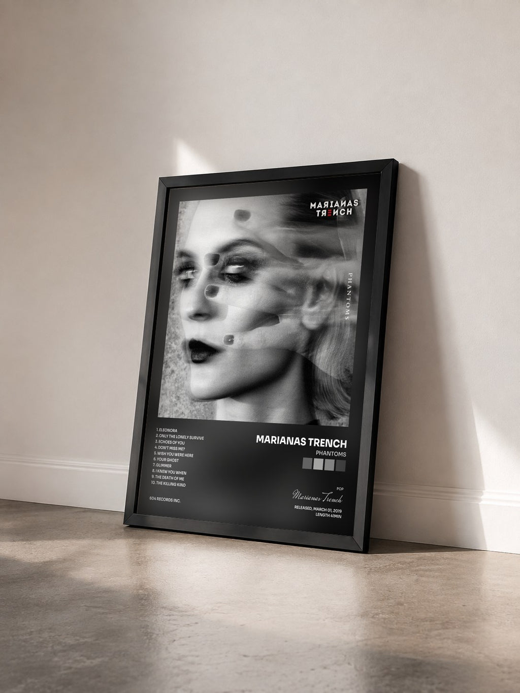 #noir Tableau de l'album Phantoms de Marianas Trench vu de trois quarts, cadre noir