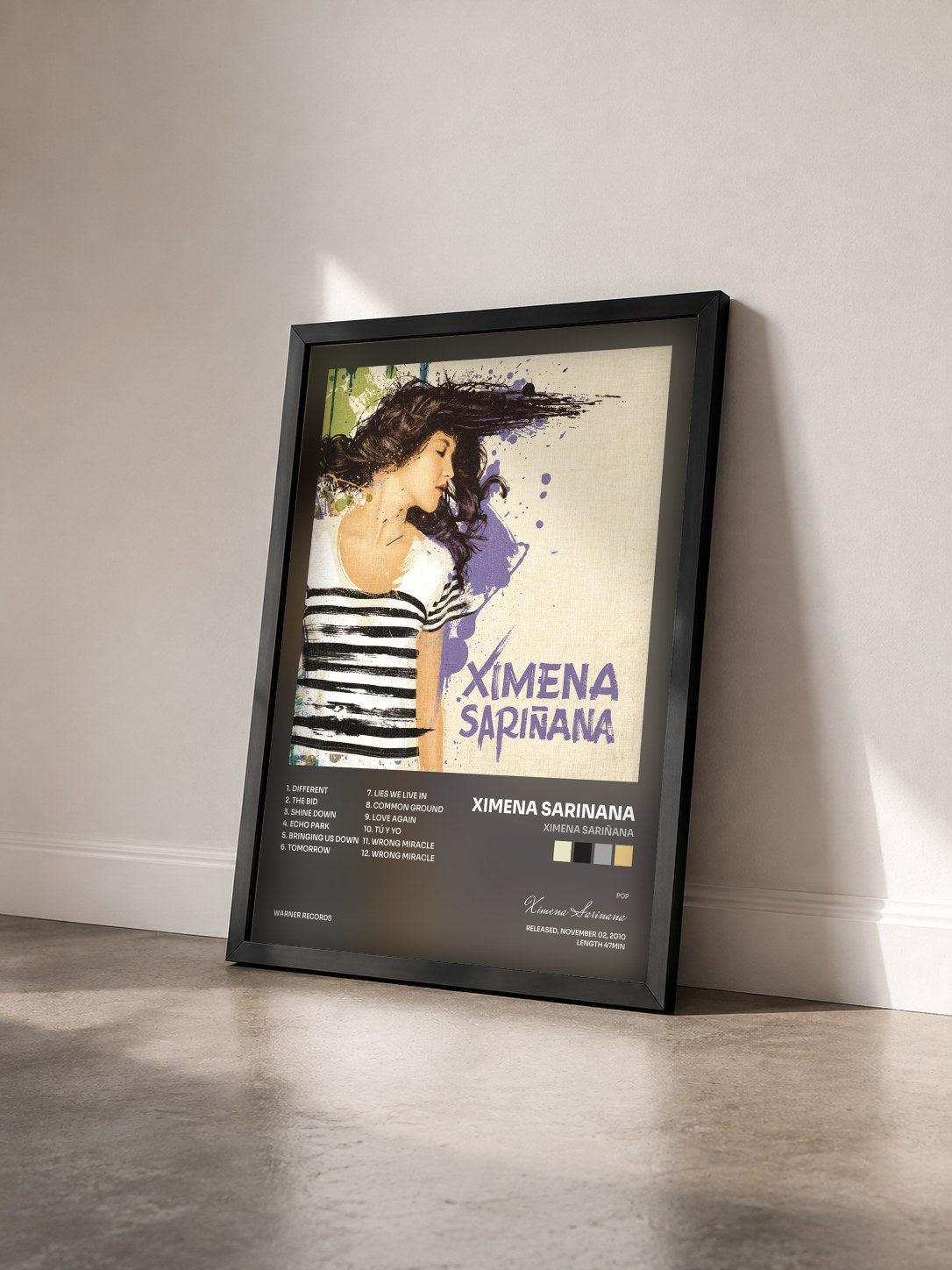 #noir Tableau de l'album Ximena Sariñana de Ximena Sarinana vu de trois quarts, cadre noir