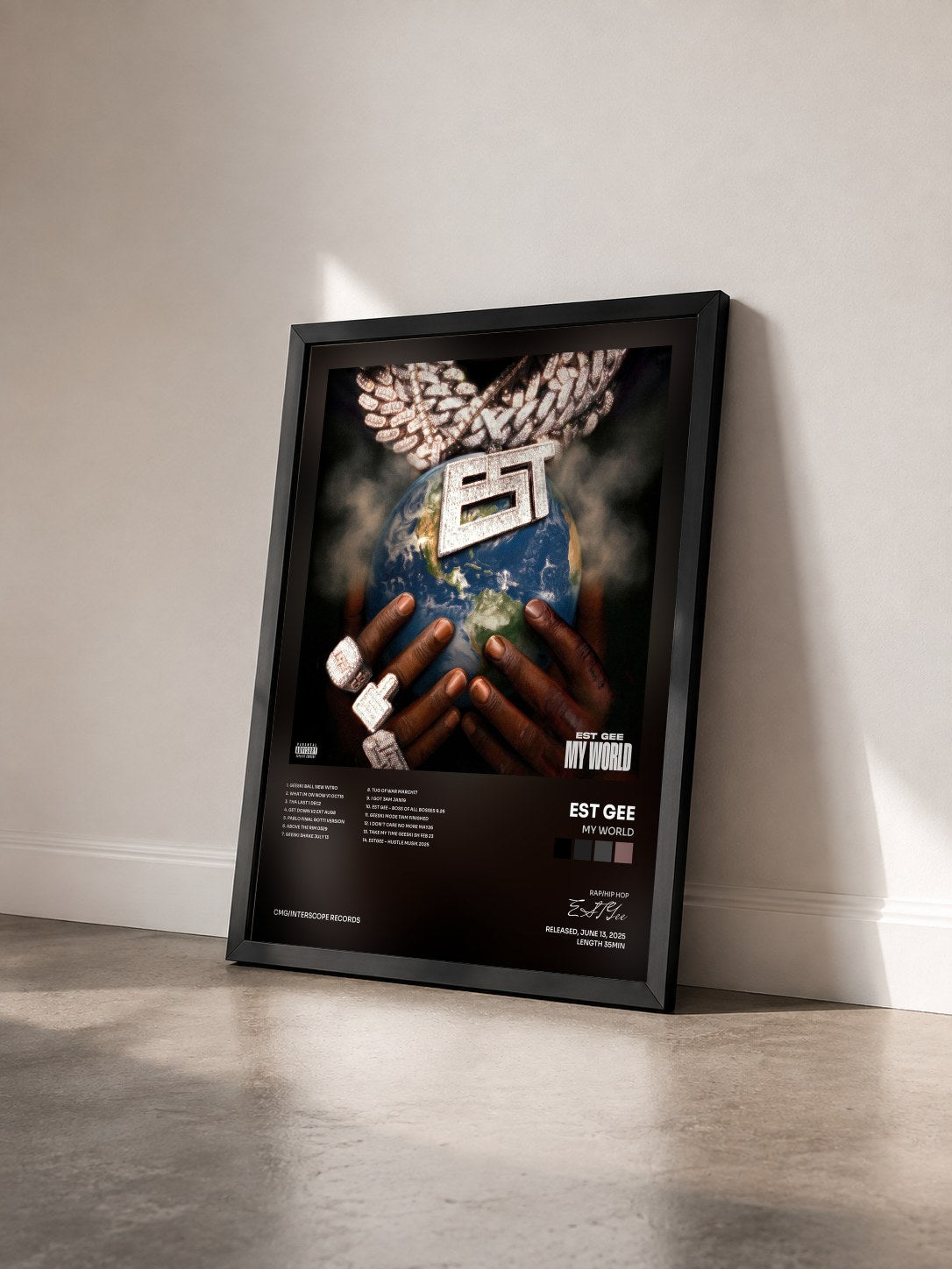 #noir Tableau de l'album My World de EST Gee vu de trois quarts, cadre noir