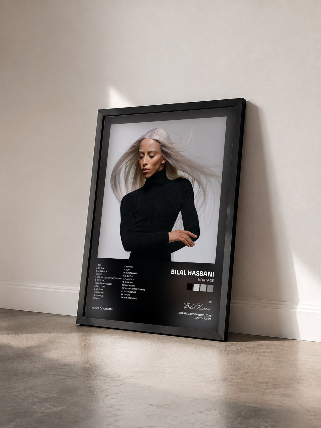 #noir Tableau de l'album Héritage de Bilal Hassani vu de trois quarts, cadre noir