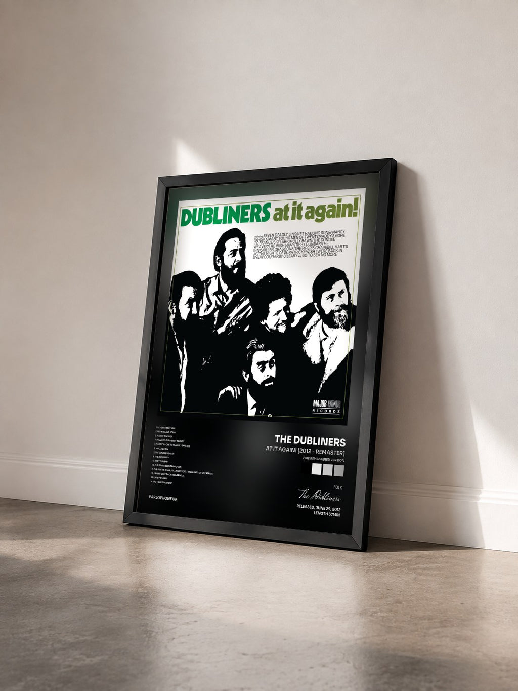 #noir Tableau de l'album At It Again! [2012 - Remaster] (2012 Remastered Version) de The Dubliners vu de trois quarts, cadre noir