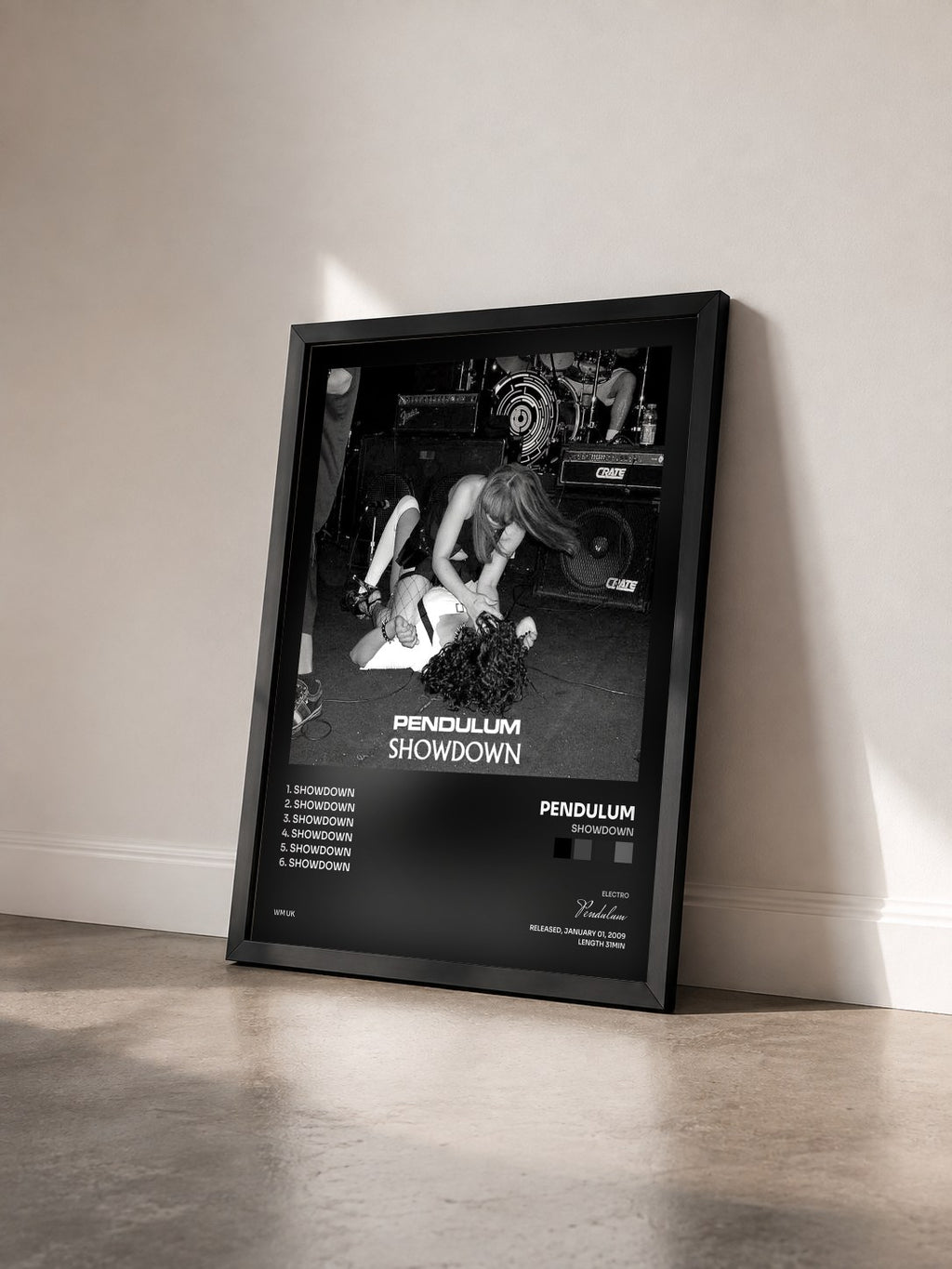 #noir Tableau de l'album Showdown de Pendulum vu de trois quarts, cadre noir