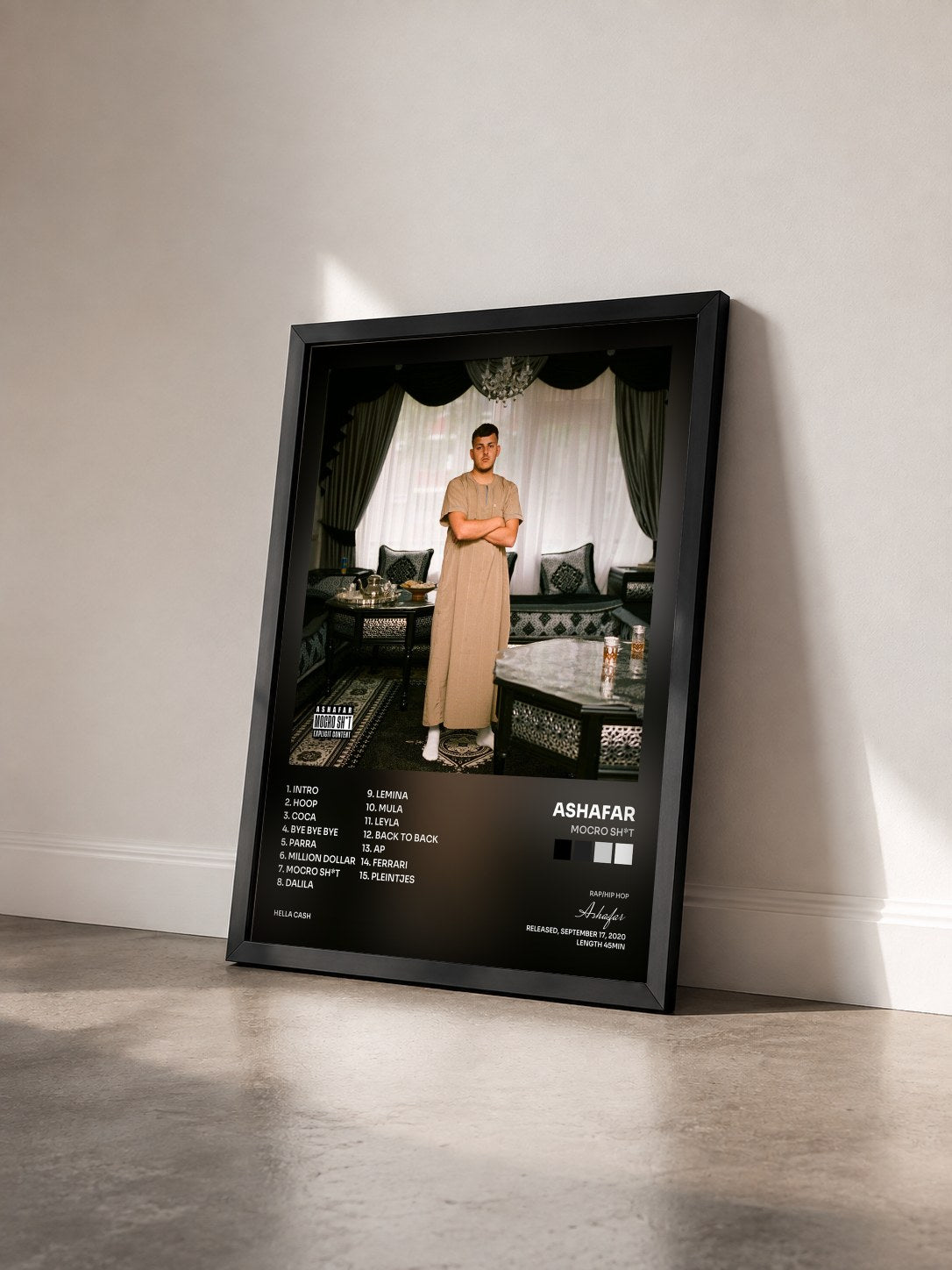 #noir Tableau de l'album Mocro Sh*t de Ashafar vu de trois quarts, cadre noir