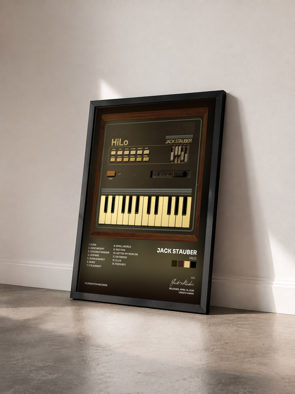 #noir Tableau de l'album HiLo de Jack Stauber vu de trois quarts, cadre noir