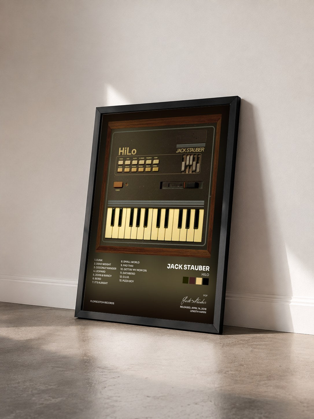 #noir Tableau de l'album HiLo de Jack Stauber vu de trois quarts, cadre noir