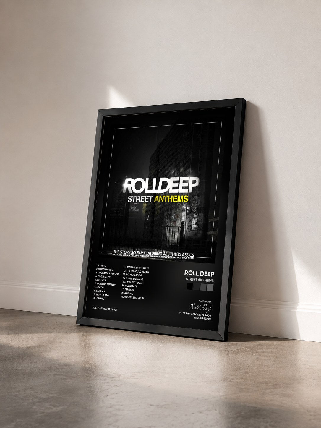 #noir Tableau de l'album Street Anthems de Roll Deep vu de trois quarts, cadre noir