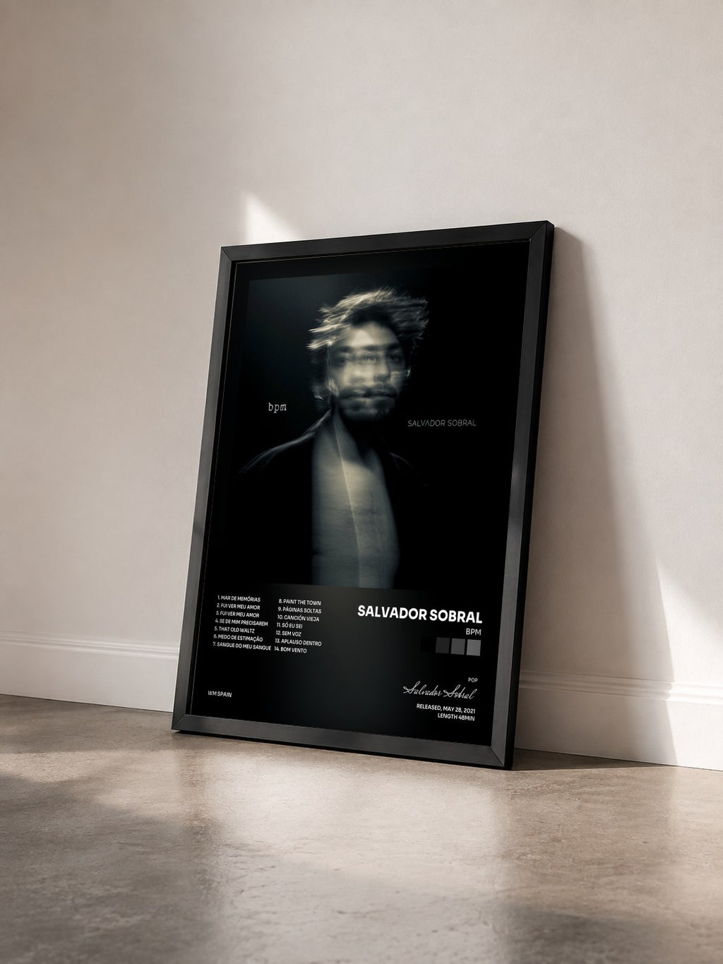 #noir Tableau de l'album bpm de Salvador Sobral vu de trois quarts, cadre noir