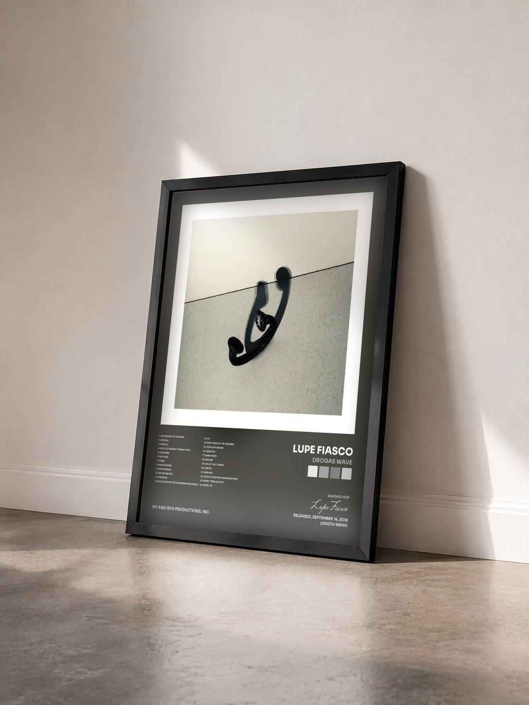 #noir Tableau de l'album DROGAS WAVE de Lupe Fiasco vu de trois quarts, cadre noir
