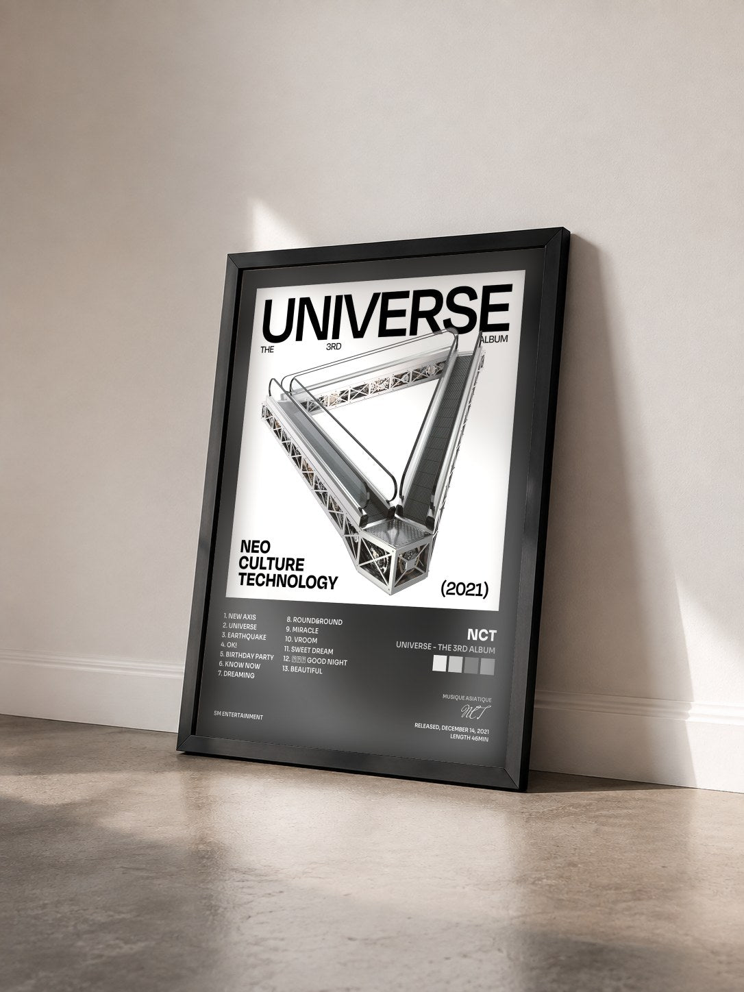 #noir Tableau de l'album Universe - The 3rd Album de NCT vu de trois quarts, cadre noir