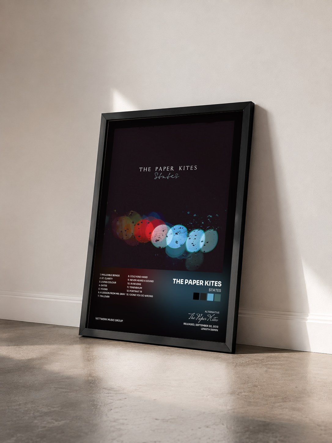#noir Tableau de l'album States de The Paper Kites vu de trois quarts, cadre noir