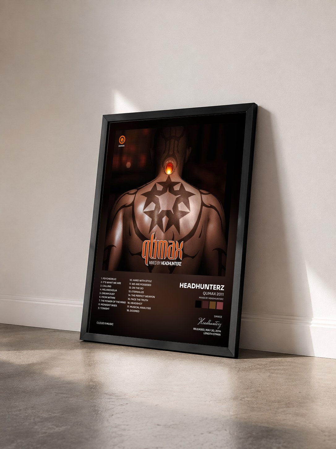 #noir Tableau de l'album Qlimax 2011 (Mixed by Headhunterz) de Headhunterz vu de trois quarts, cadre noir