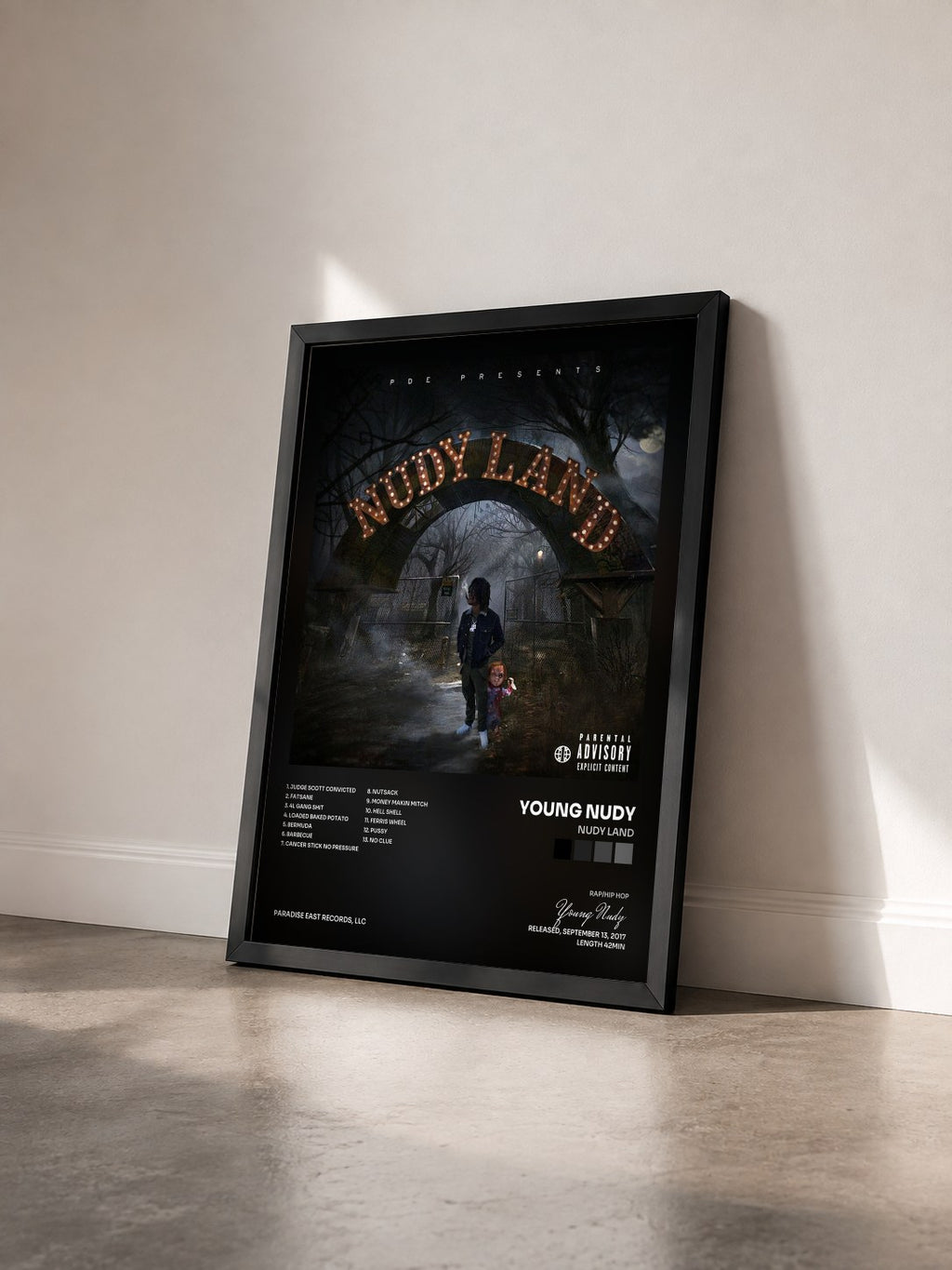 #noir Tableau de l'album Nudy Land de Young Nudy vu de trois quarts, cadre noir