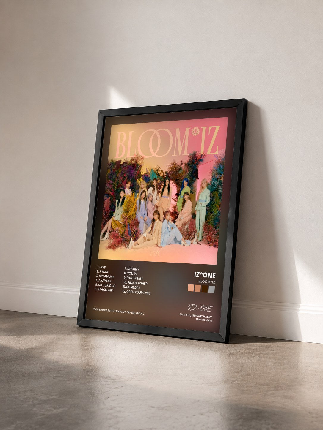 #noir Tableau de l'album BLOOM*IZ de IZ*ONE vu de trois quarts, cadre noir