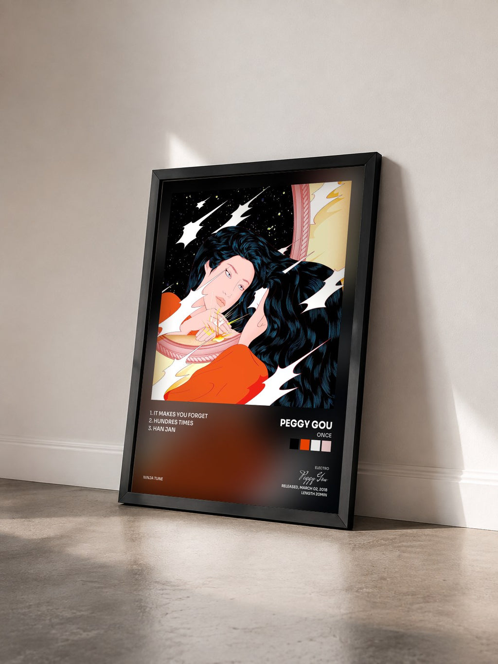 #noir Tableau de l'album Once de Peggy Gou vu de trois quarts, cadre noir