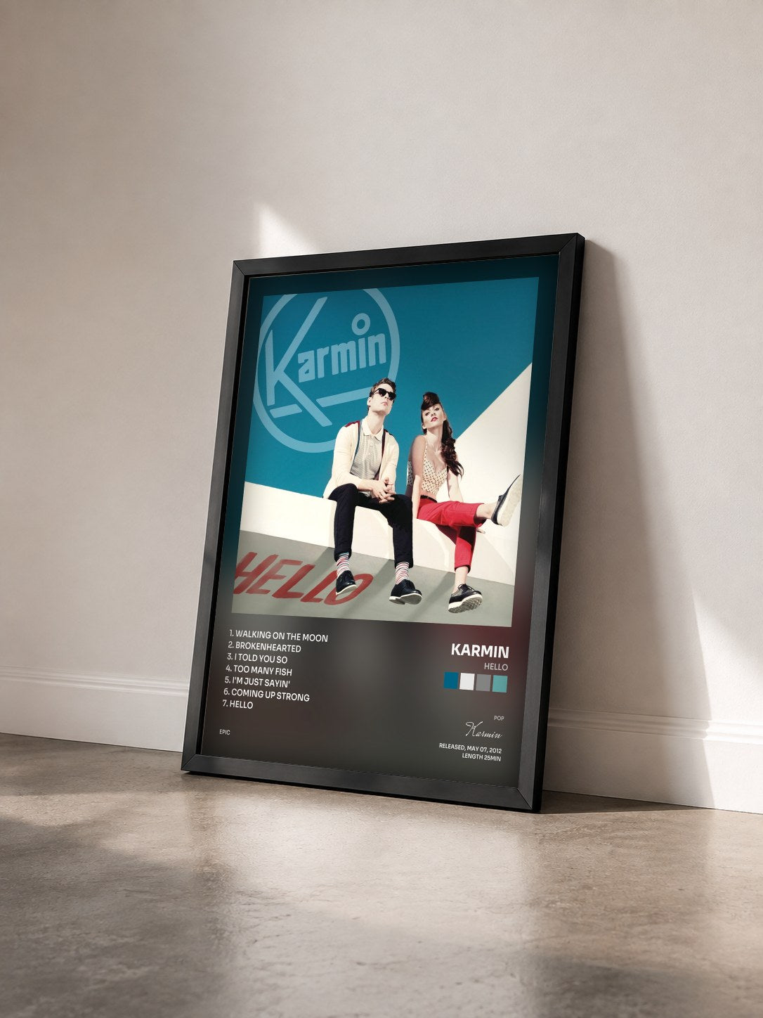 #noir Tableau de l'album Hello de Karmin vu de trois quarts, cadre noir