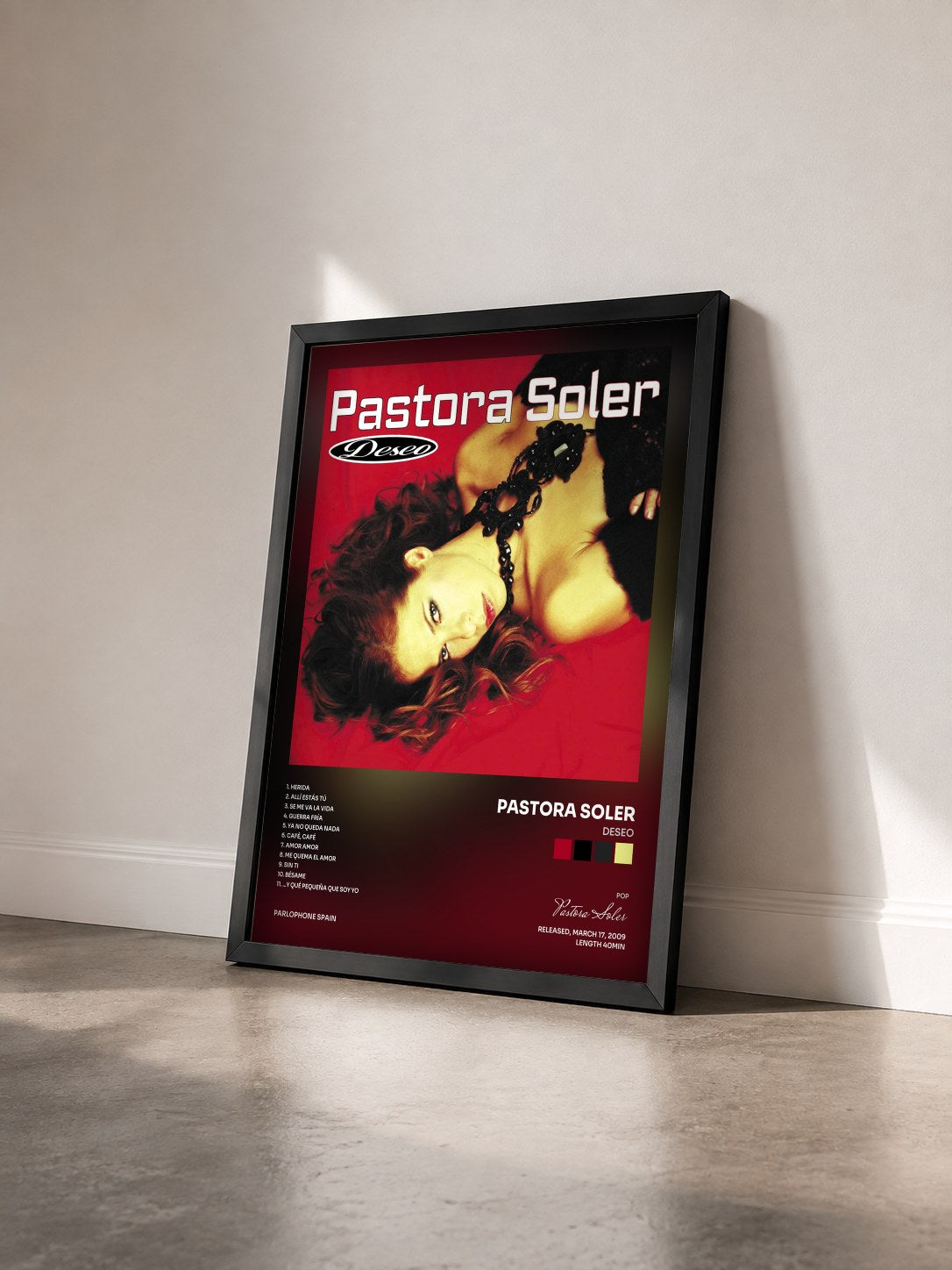 #noir Tableau de l'album Deseo de Pastora Soler vu de trois quarts, cadre noir