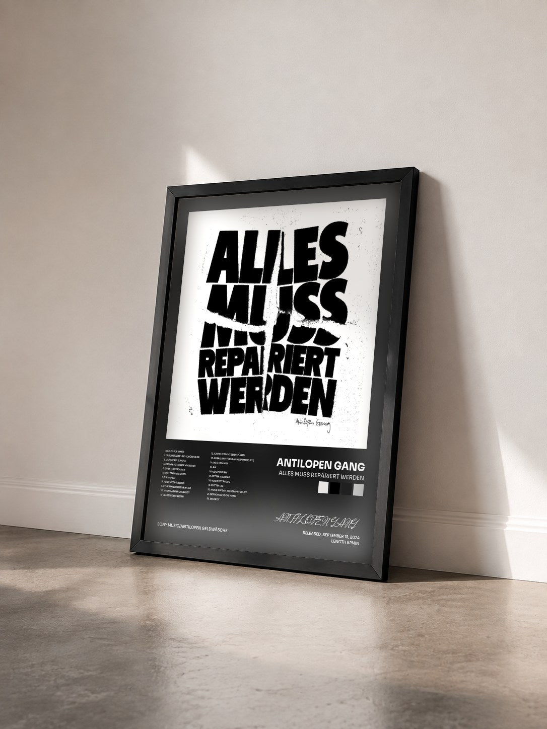 #noir Tableau de l'album Alles muss repariert werden de ANTILOPEN GANG vu de trois quarts, cadre noir