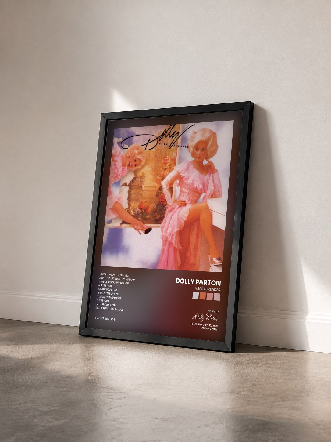 #noir Tableau de l'album Heartbreaker de Dolly Parton vu de trois quarts, cadre noir