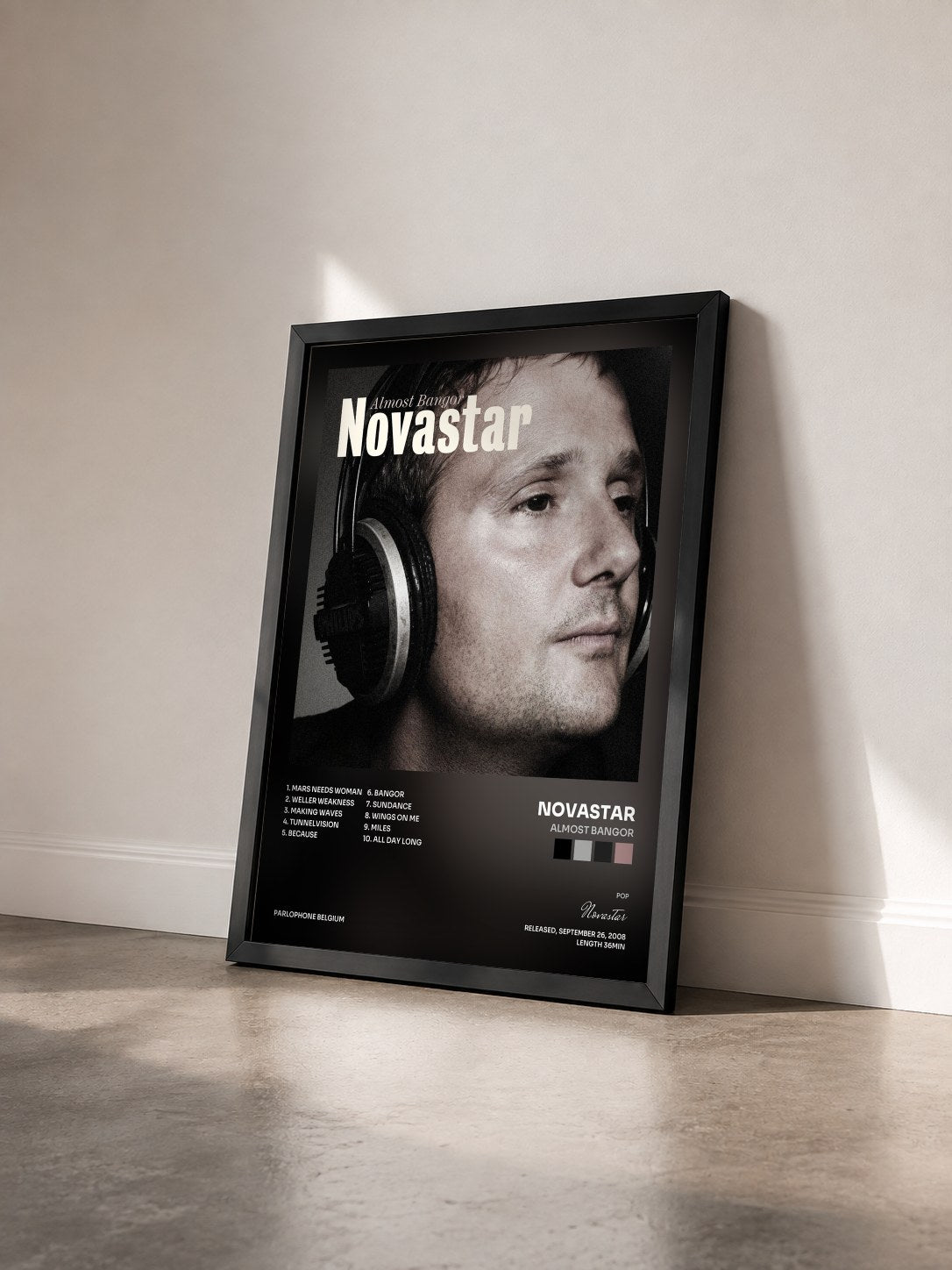 #noir Tableau de l'album Almost Bangor de Novastar vu de trois quarts, cadre noir