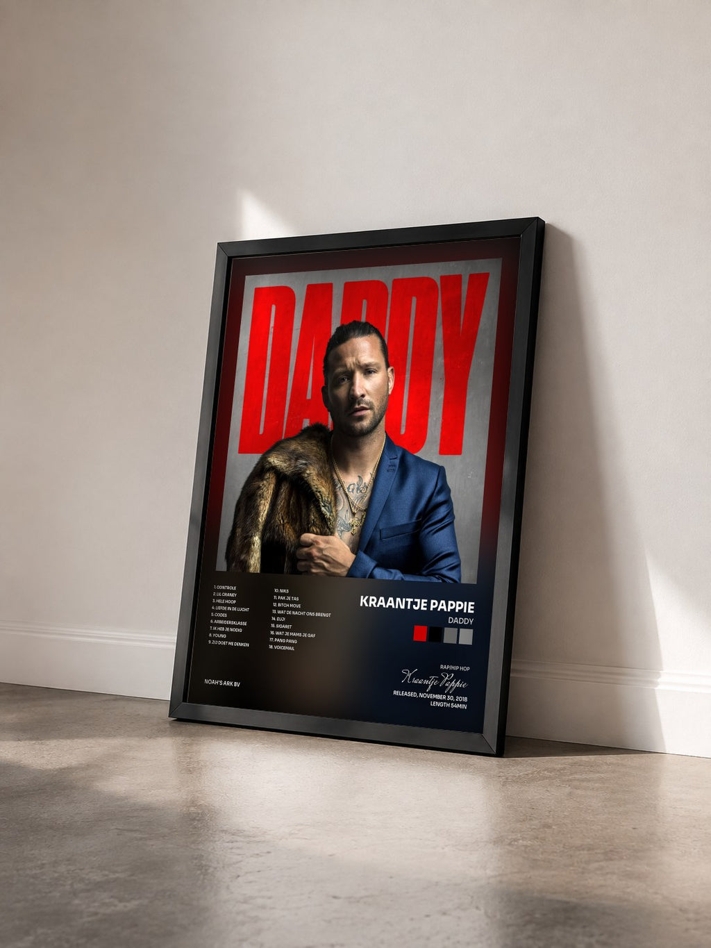 #noir Tableau de l'album DADDY de Kraantje Pappie vu de trois quarts, cadre noir