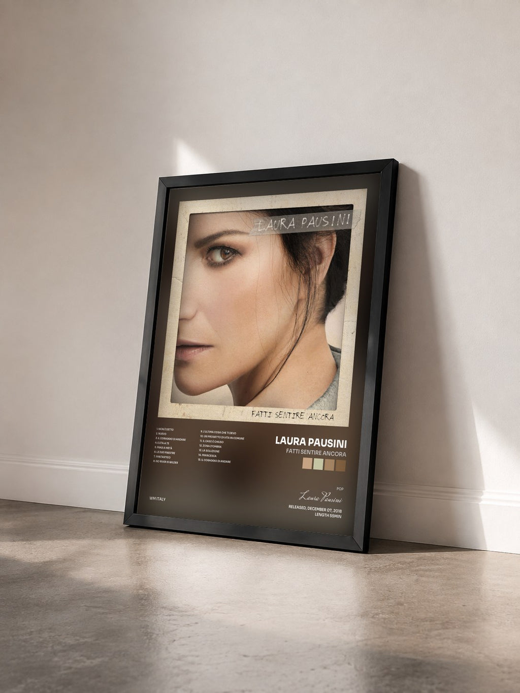 #noir Tableau de l'album Fatti sentire ancora de Laura Pausini vu de trois quarts, cadre noir