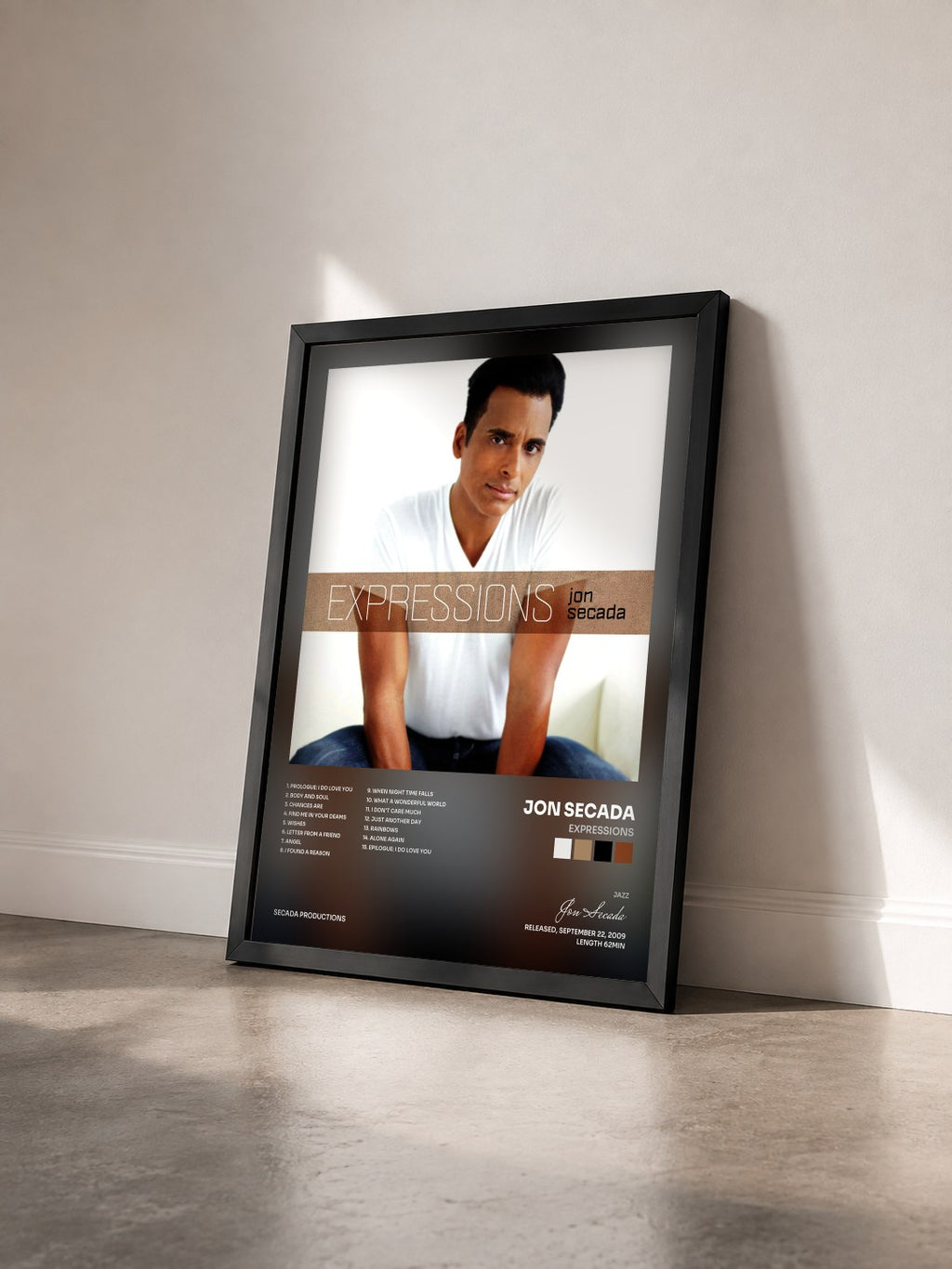 #noir Tableau de l'album Expressions de Jon Secada vu de trois quarts, cadre noir