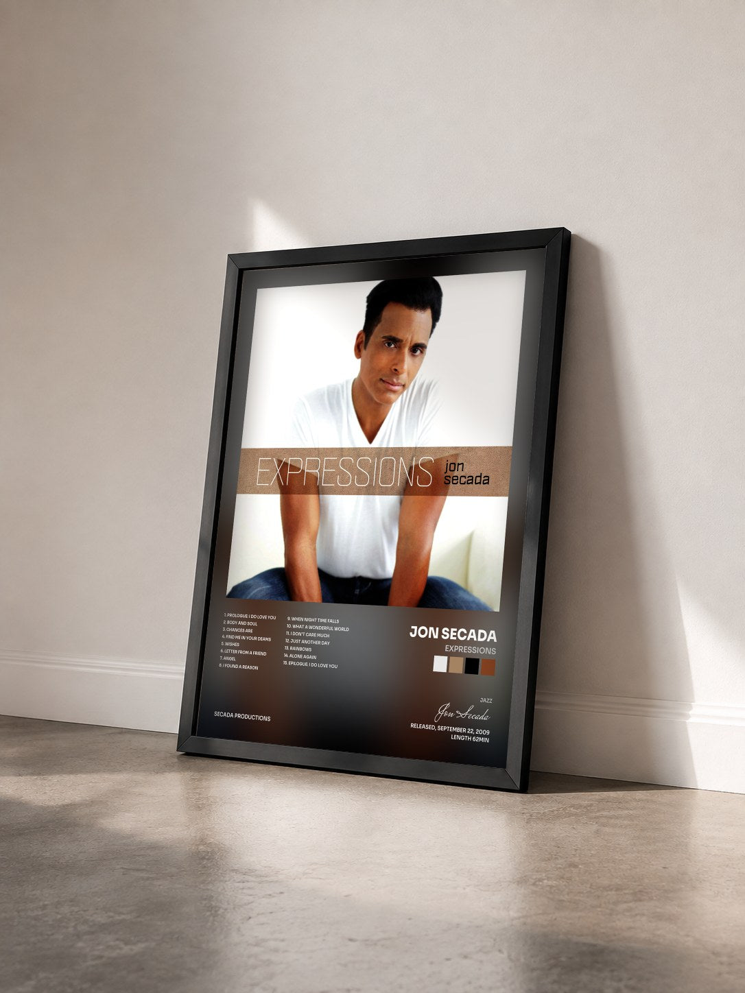 #noir Tableau de l'album Expressions de Jon Secada vu de trois quarts, cadre noir