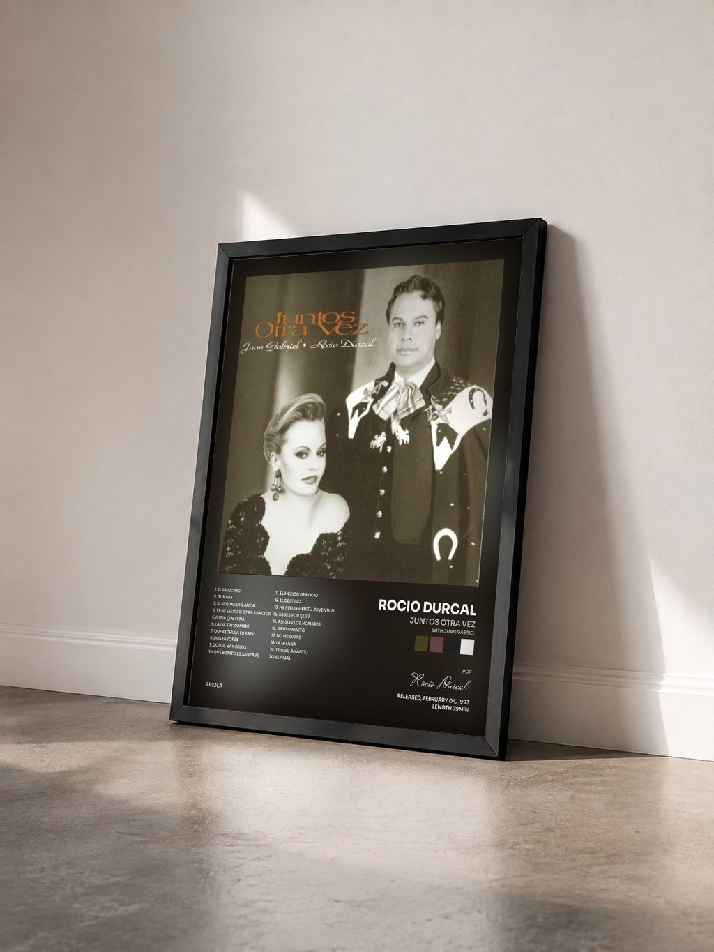 #noir Tableau de l'album Juntos Otra Vez (with Juan Gabriel) de Rocio Durcal vu de trois quarts, cadre noir