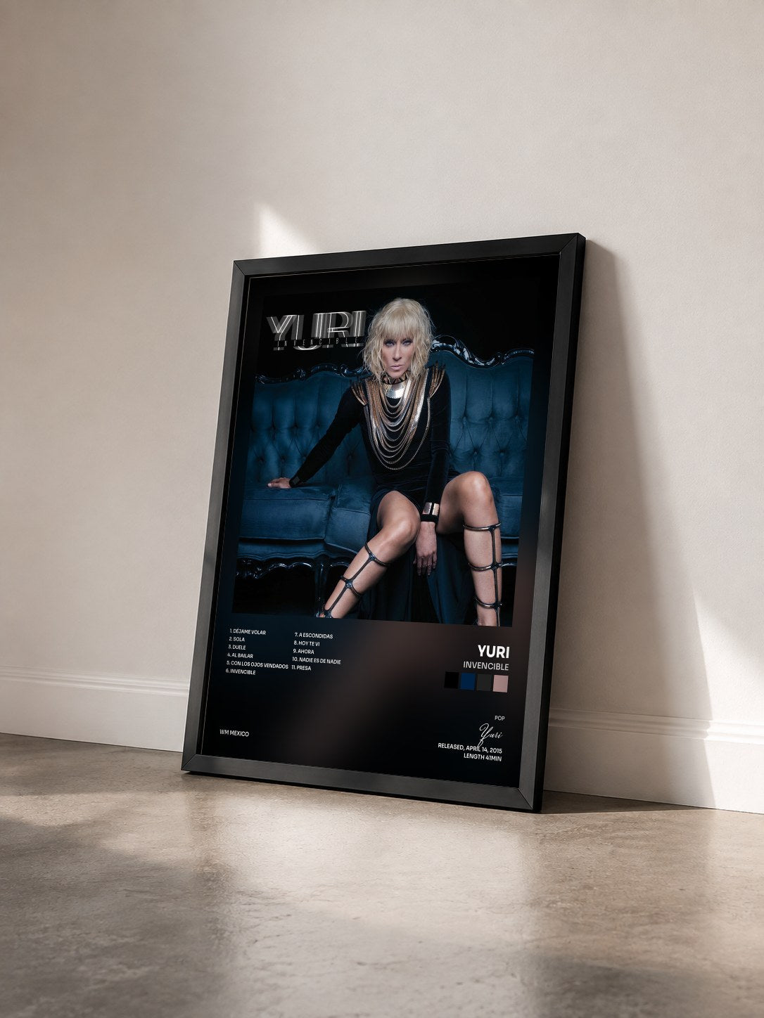 #noir Tableau de l'album Invencible de Yuri vu de trois quarts, cadre noir
