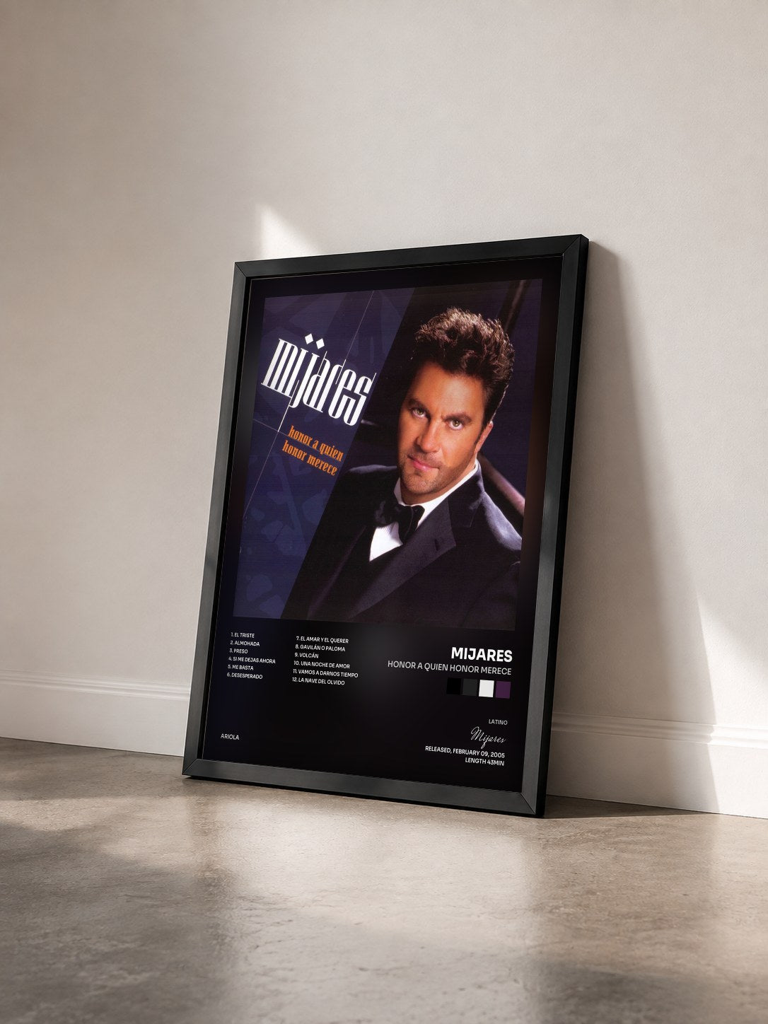 #noir Tableau de l'album Honor A Quien Honor Merece de Mijares vu de trois quarts, cadre noir