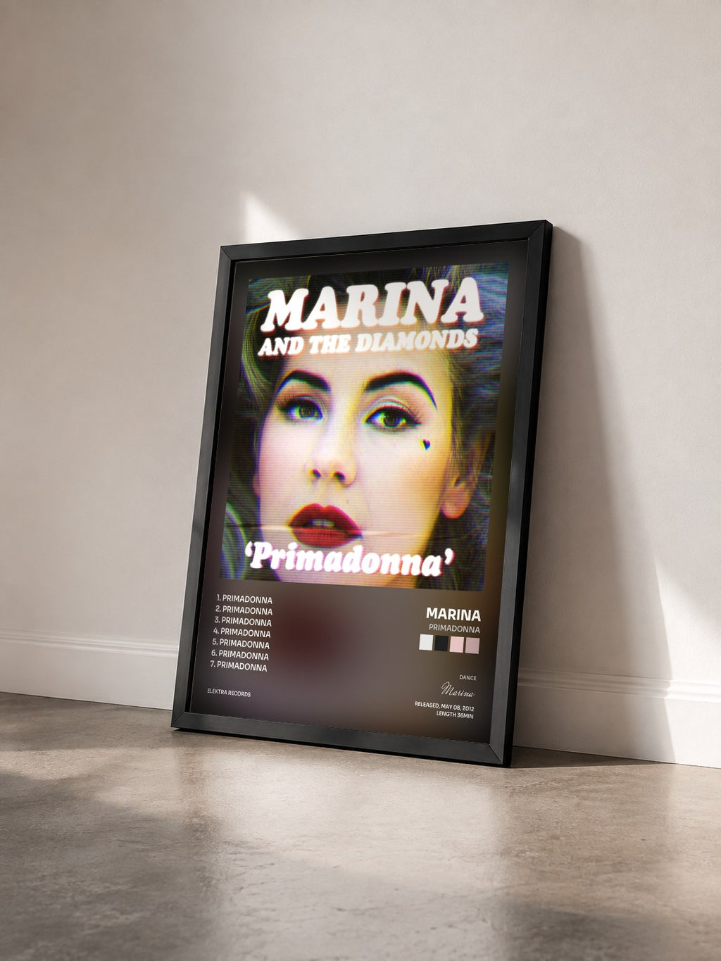 #noir Tableau de l'album Primadonna de Marina vu de trois quarts, cadre noir