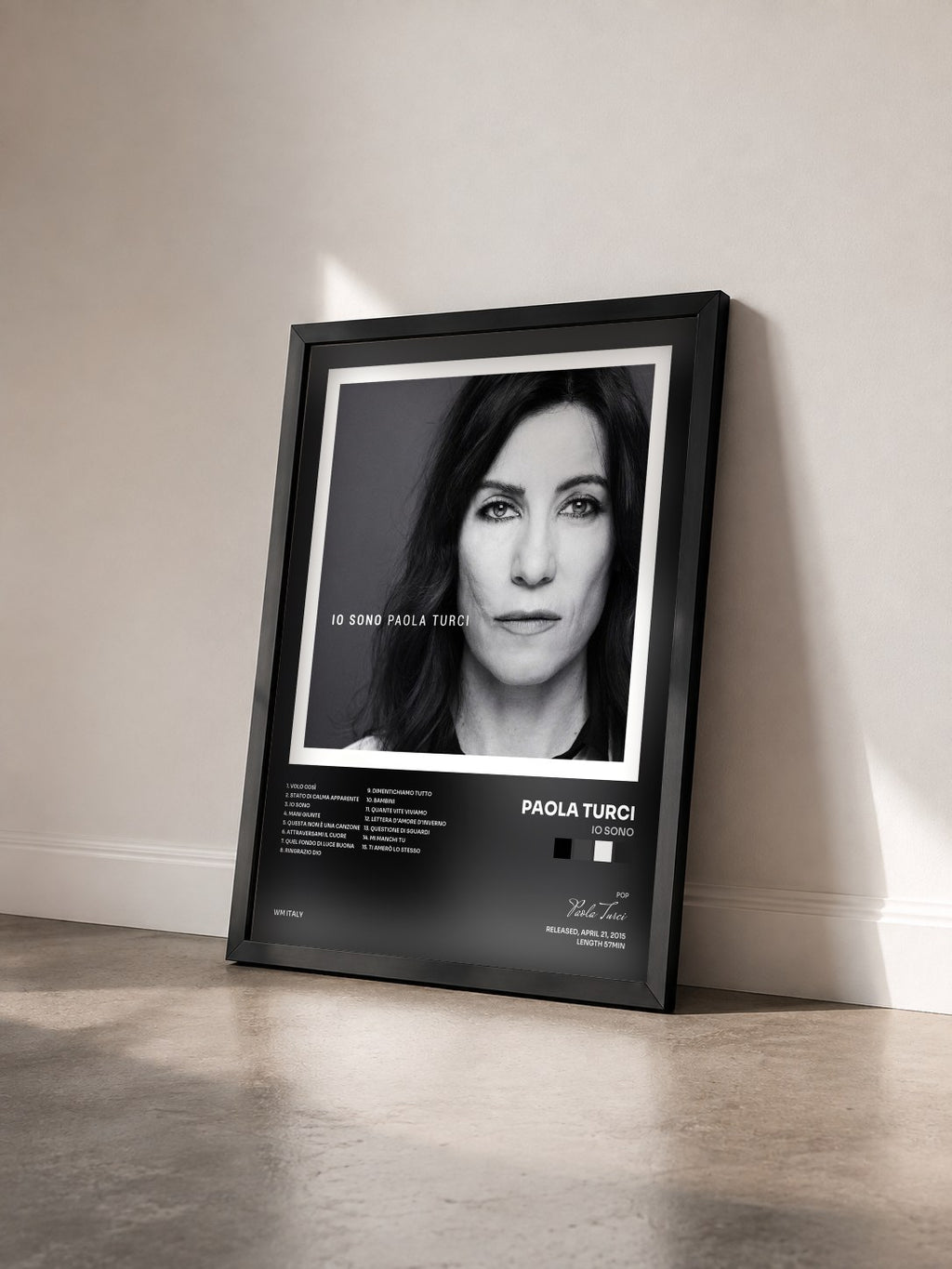 #noir Tableau de l'album Io sono de Paola Turci vu de trois quarts, cadre noir