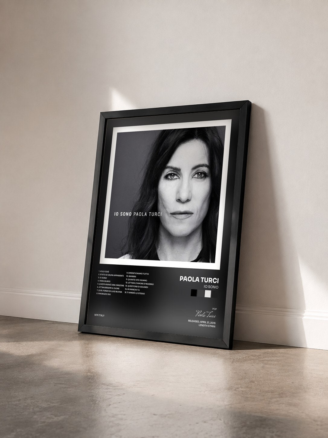 #noir Tableau de l'album Io sono de Paola Turci vu de trois quarts, cadre noir