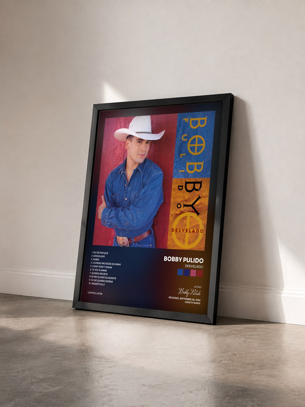 #noir Tableau de l'album Desvelado de Bobby Pulido vu de trois quarts, cadre noir