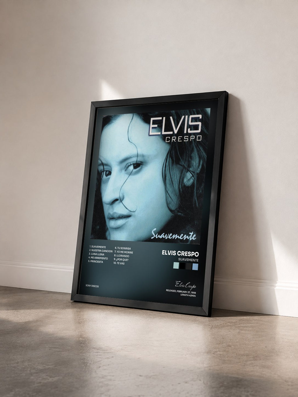#noir Tableau de l'album Suavemente de Elvis Crespo vu de trois quarts, cadre noir