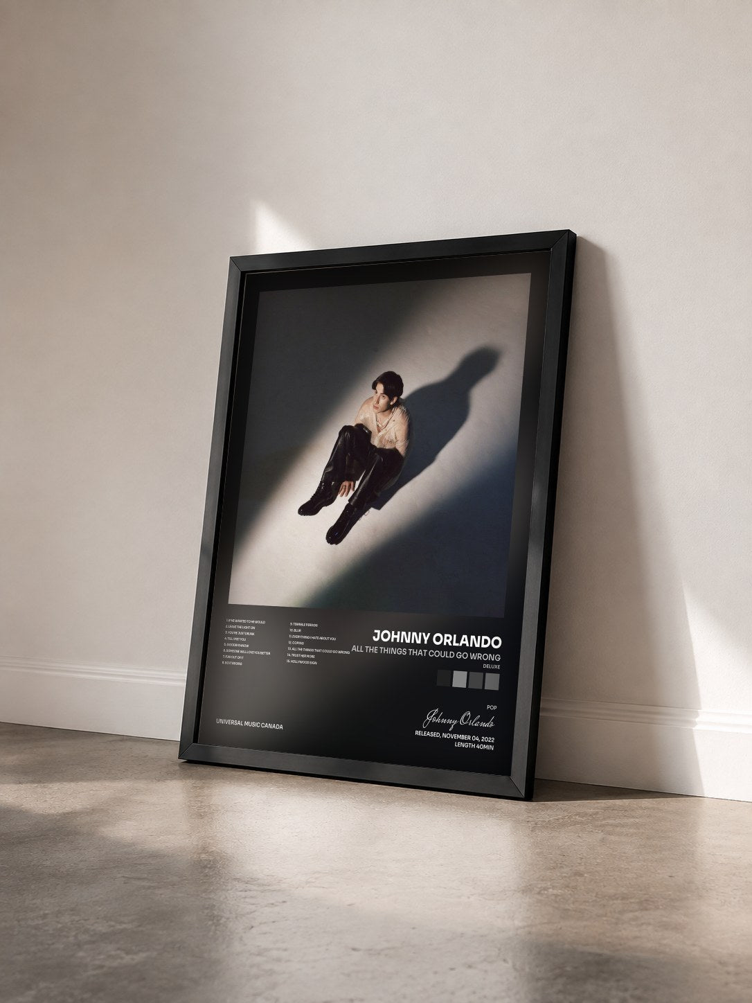 #noir Tableau de l'album all the things that could go wrong (Deluxe) de Johnny Orlando vu de trois quarts, cadre noir