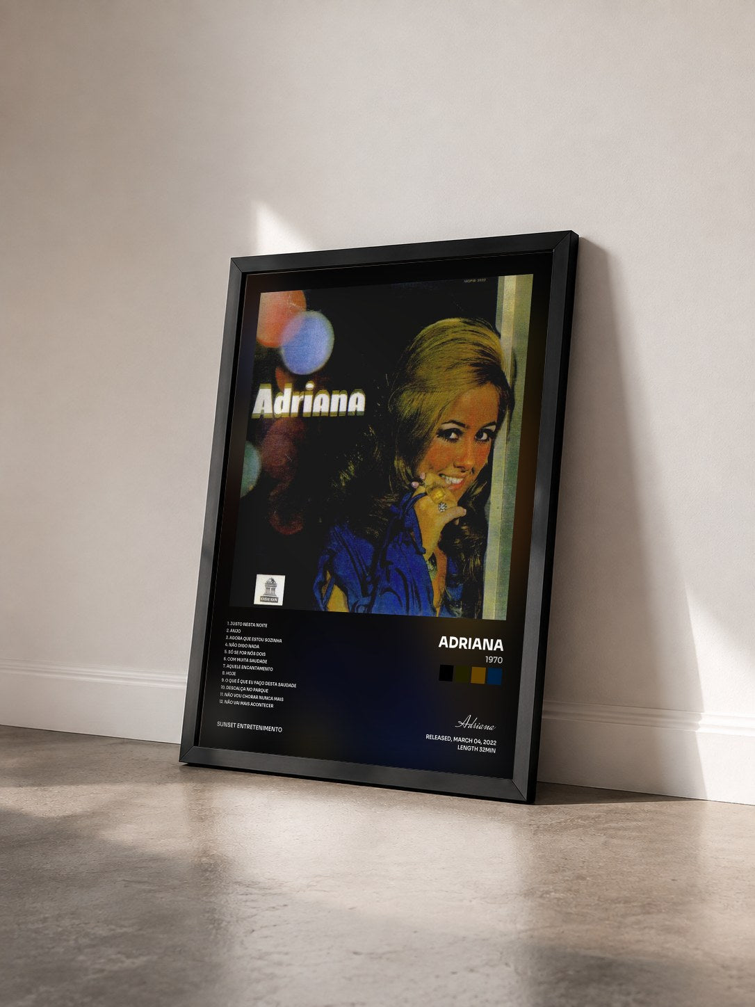 #noir Tableau de l'album 1970 de Adriana vu de trois quarts, cadre noir