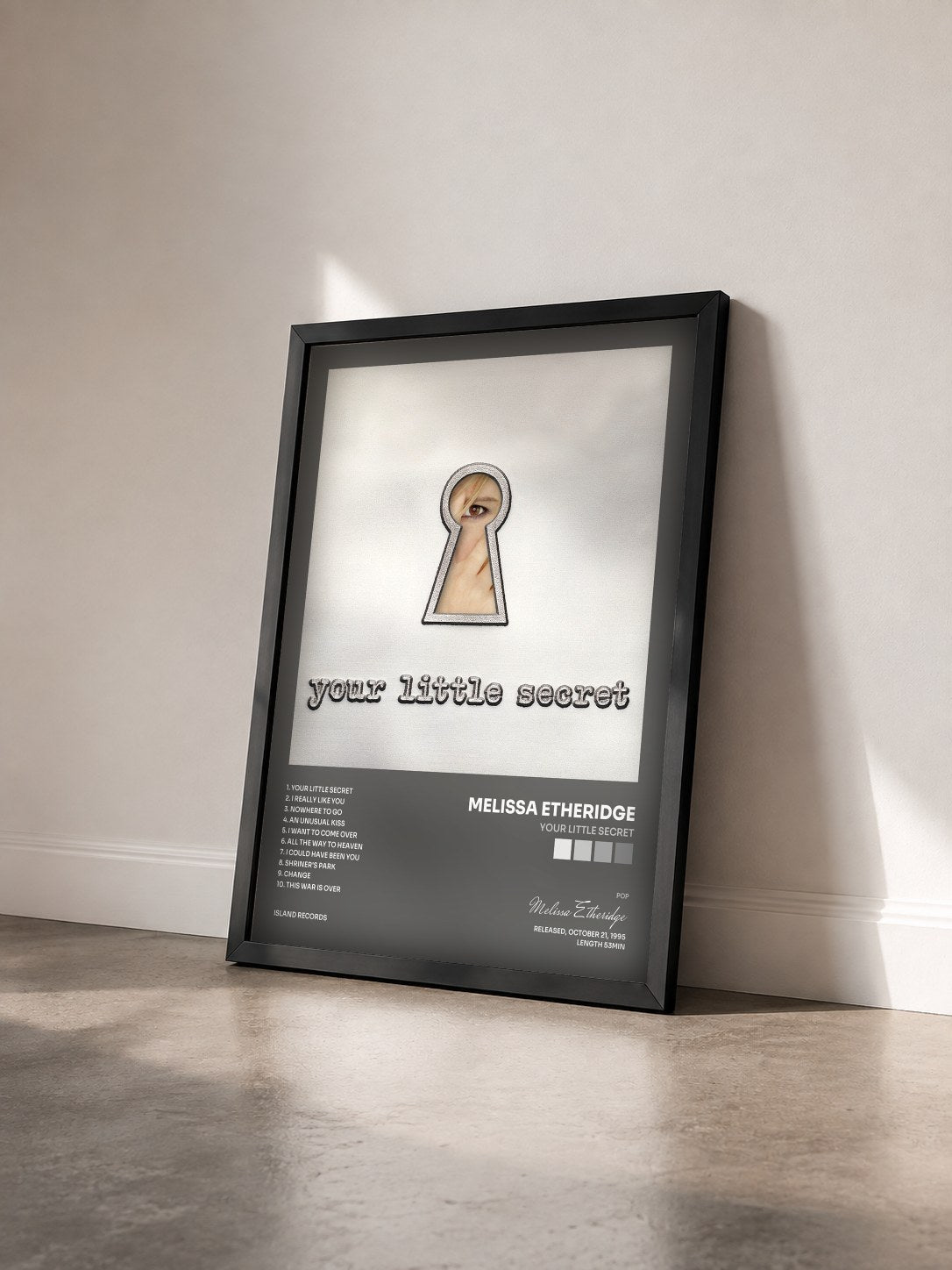 #noir Tableau de l'album Your Little Secret de Melissa Etheridge vu de trois quarts, cadre noir