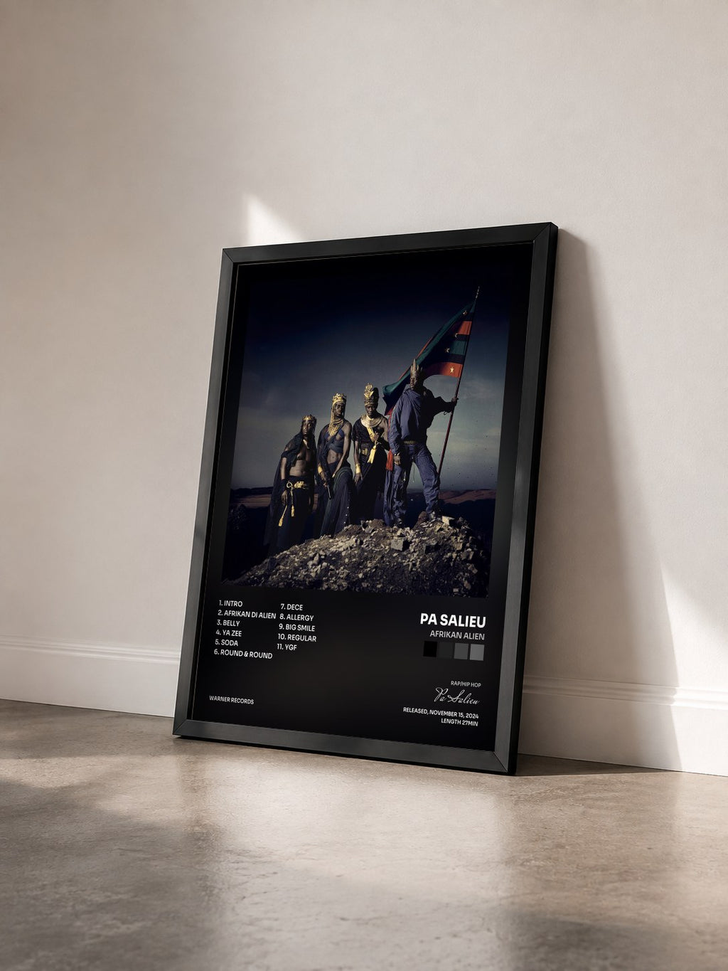 #noir Tableau de l'album Afrikan Alien de Pa Salieu vu de trois quarts, cadre noir
