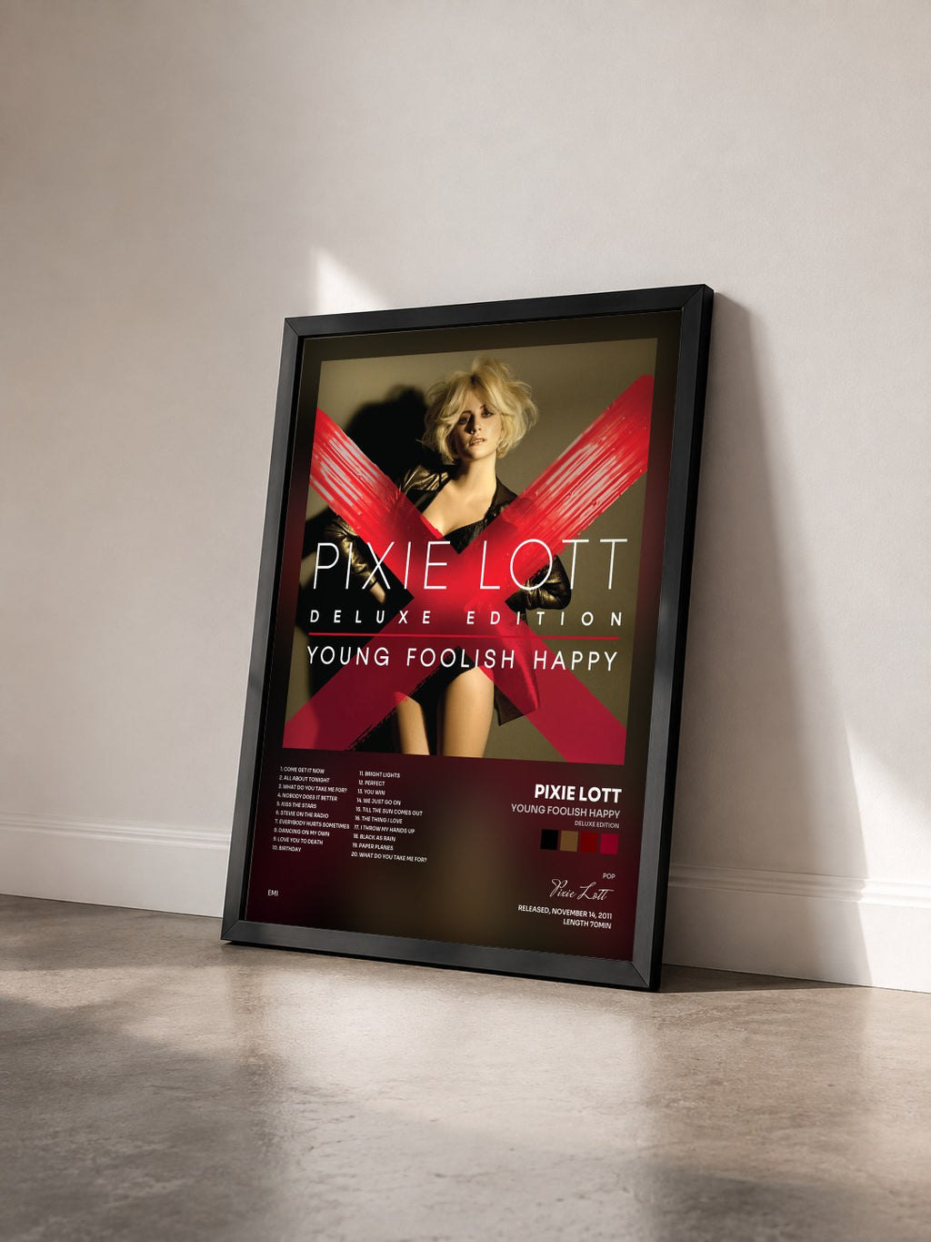 #noir Tableau de l'album Young Foolish Happy (Deluxe Edition) de Pixie Lott vu de trois quarts, cadre noir