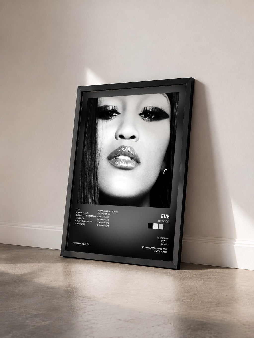 #noir Tableau de l'album Lip Lock de Eve vu de trois quarts, cadre noir